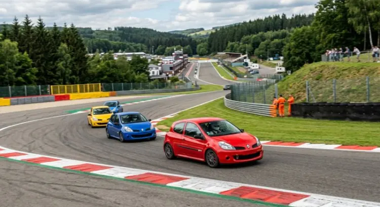 Où apprendre à piloter une voiture de course : écoles et licence FFSA